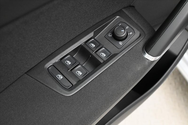 Volkswagen Touran 2,0 TDI 110kW DSG LED TAŽNÉ Zá - fotka 26 z 32