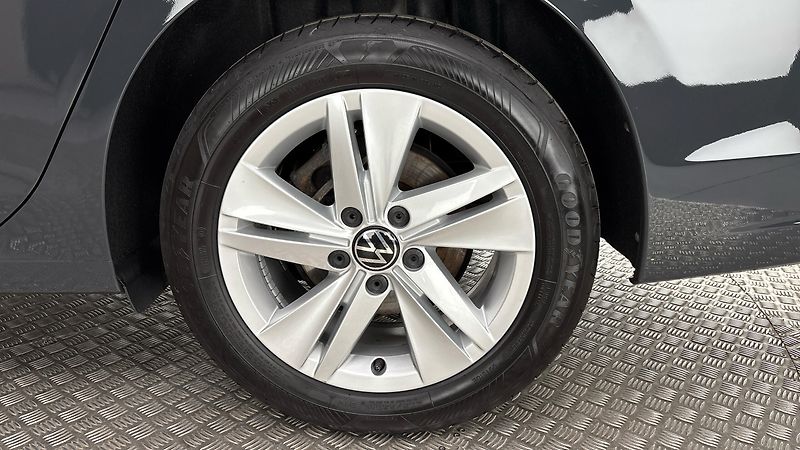 Volkswagen Golf 1.5 TSI Life Variant - fotka 19 z 26