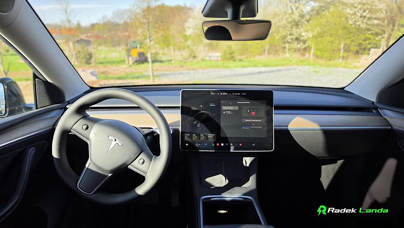 Tesla Model Y (2021) Dual Motor 4×4 - fotka 5 z 8