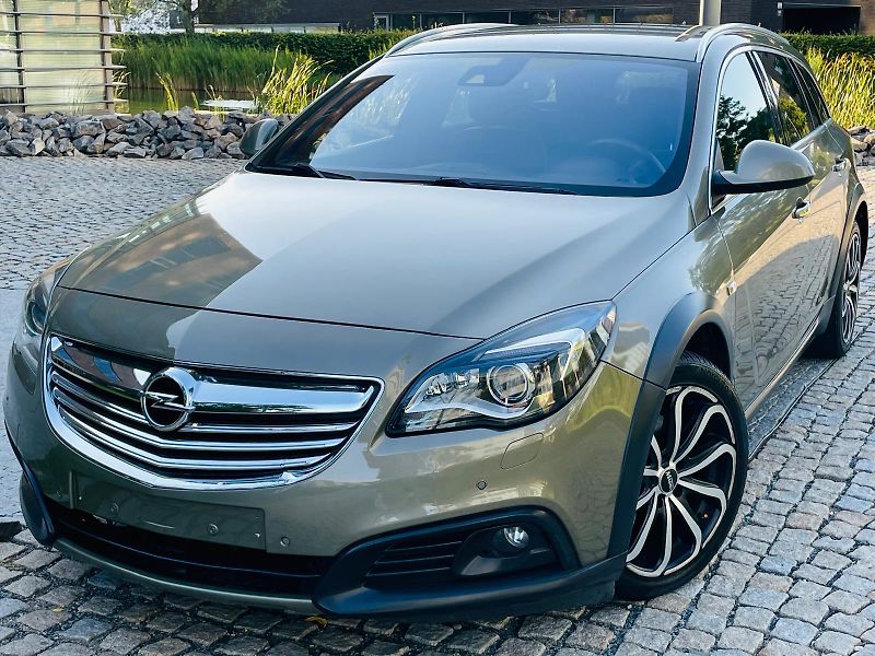Opel Insignia 2.0CDTi 4x4 MANUÁL KAMERA VÝHŘ - fotka 1 z 49
