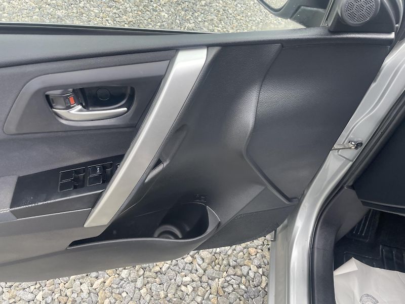 Toyota Auris 1.8i 16v HYBRID AUT SERVIS TOP - fotka 87 z 172