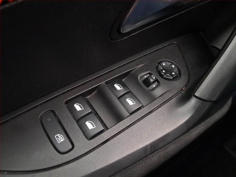 Peugeot 2008 (2020) 1.2 PureTech, Tempomat - fotka 16 z 18