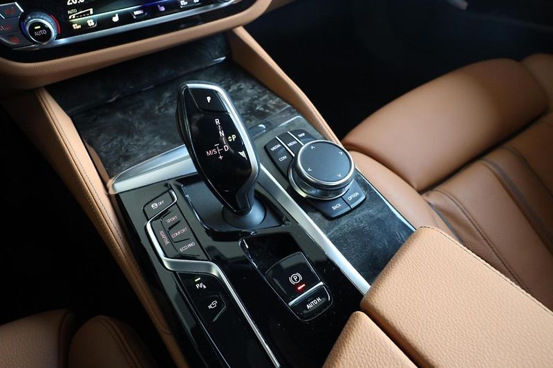 BMW Řada 5 M550i xDrive - fotka 10 z 30