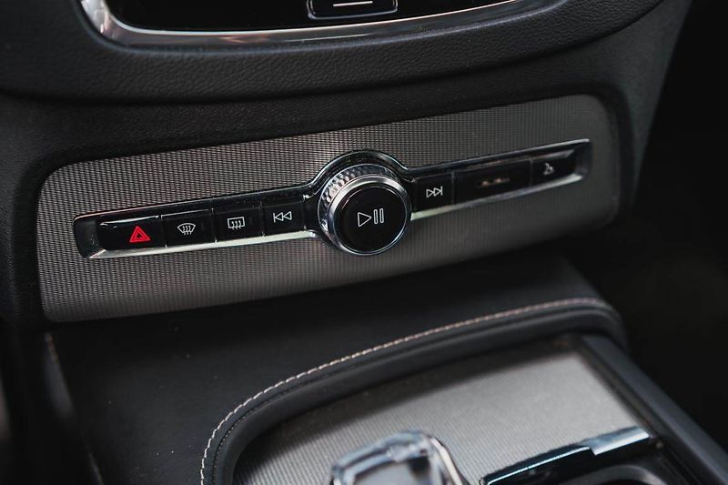 Volvo XC90 (2019) B5 AWD - fotka 21 z 28