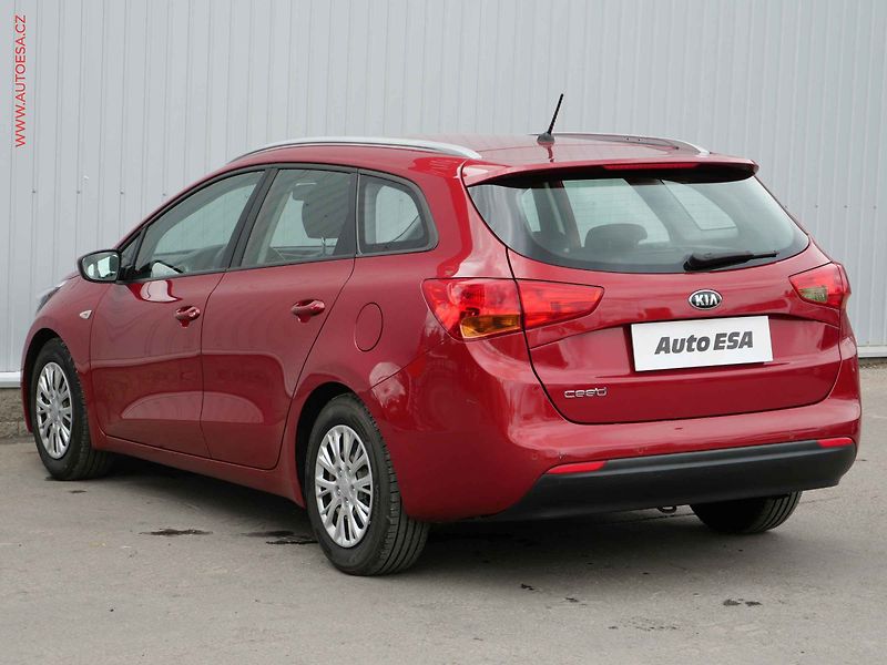 Kia Ceed (2017) 1.6 GDi, 2.maj,ČR, AC, park - fotka 6 z 17