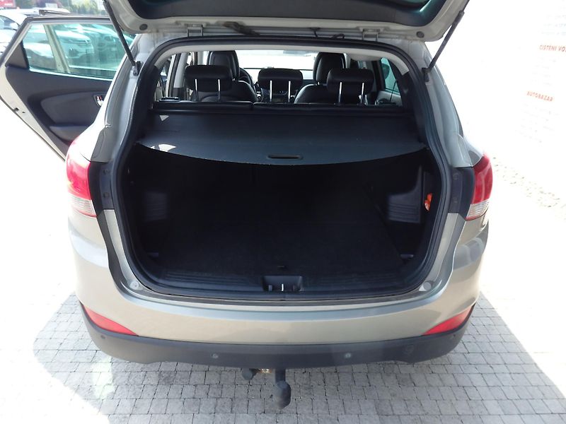 Hyundai ix35 2.0 16V DIGI. KLIMA,4X4, ZÁVĚS - fotka 8 z 16