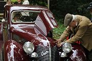 Na akci Jízda do vrchu a výstava historických vozidel se představilo na tři sta automobilů a motocyklů.