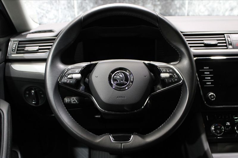Škoda Superb 2,0 TDI Style REZERVOVÁNO - fotka 23 z 39