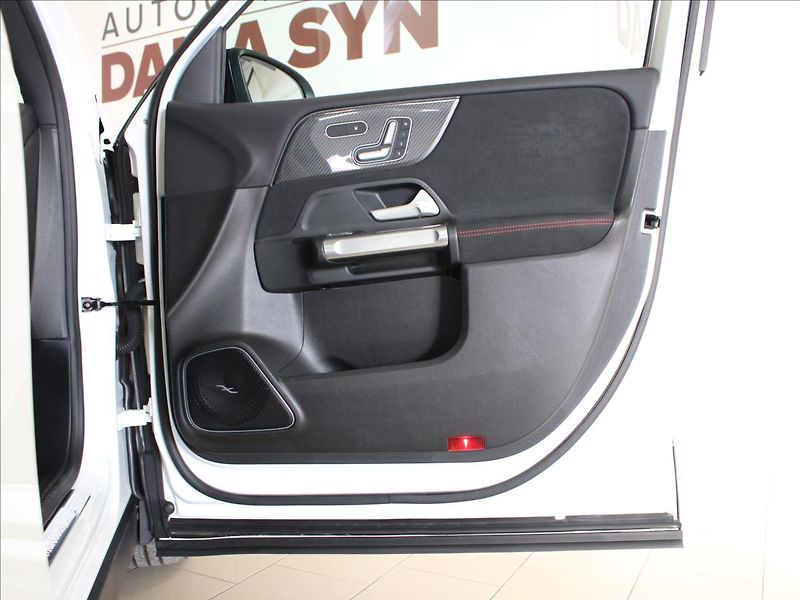 Mercedes-Benz GLB 2,0 250 4Matic AMG Line - fotka 11 z 39