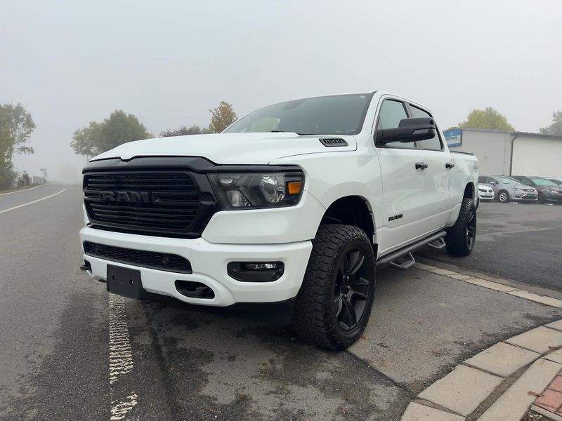 Dodge RAM 1500 (2023) Bighorn 5,7 Hemi Lonestar Crew - fotka 2 z 20
