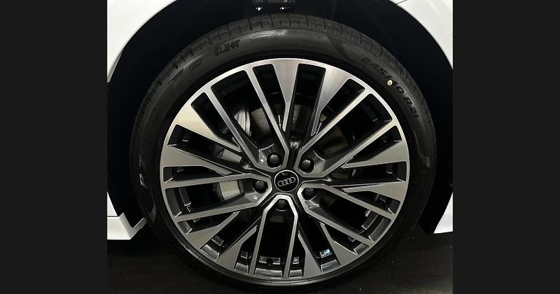 Audi A6 Avant e-tron Quattro S-Line 360kam - fotka 12 z 13
