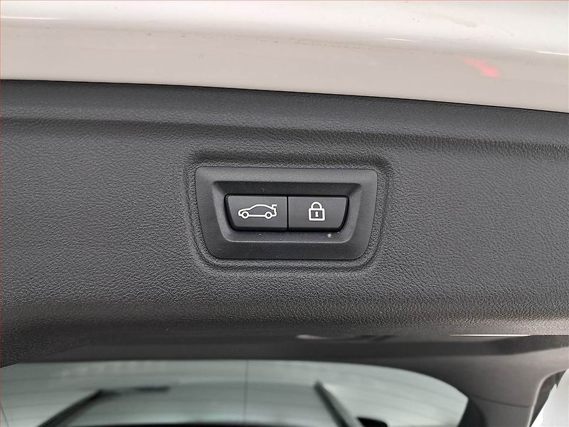 BMW Řada 3 (2021) 320 e xDrive - fotka 16 z 25