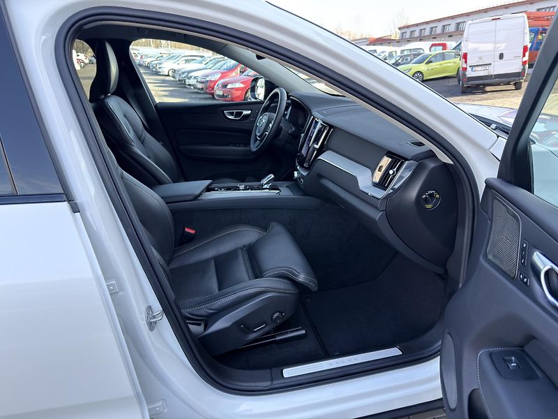 Volvo XC60 B5 AWD PLUS DARK // REZERVACE - fotka 19 z 45