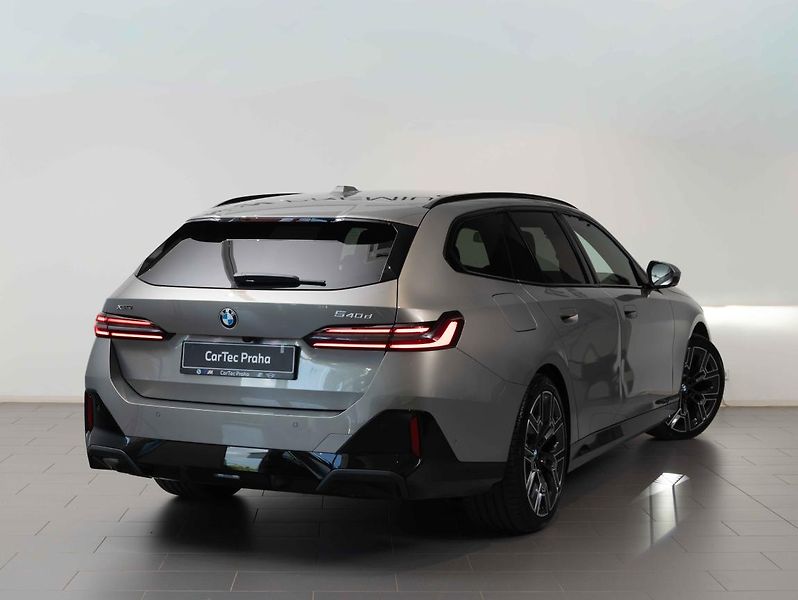 BMW Řada 5 540d xDrive Touring - fotka 3 z 6