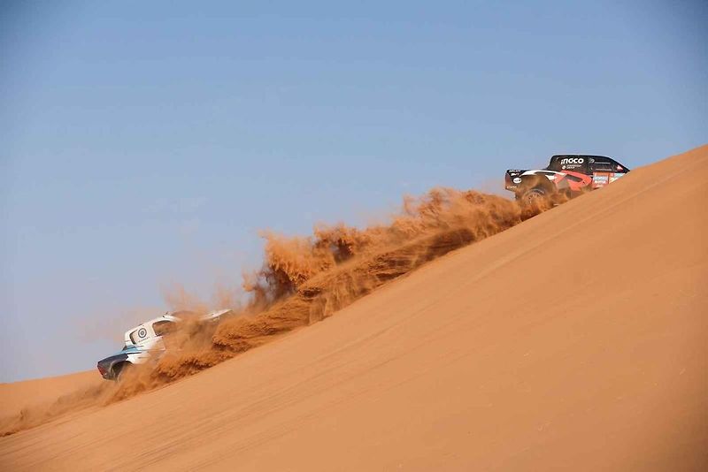 Účastníci Rallye Dakar zdolávají obrovské duny