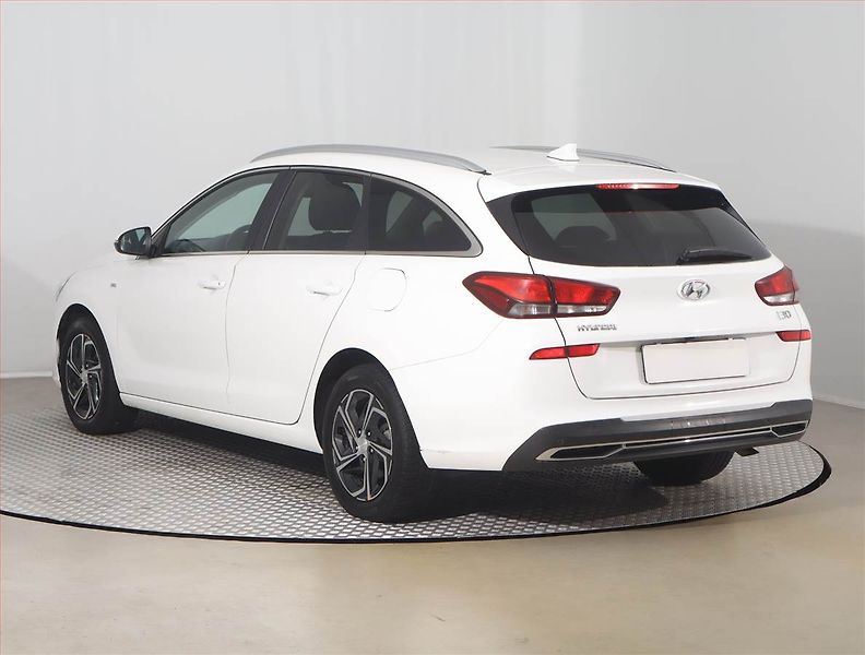 Hyundai i30 (2022) Family 1.5 T-GDI MHEV - fotka 4 z 15
