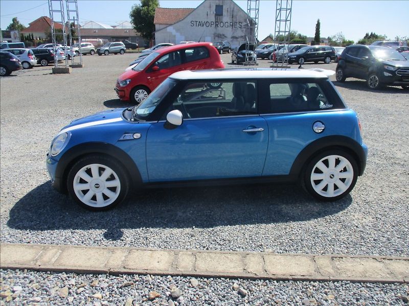 Mini Cooper S 1,6 i, aut. klima,Cebia,128kW - fotka 4 z 32