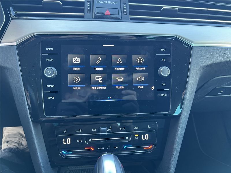 Volkswagen Passat 2,0 TDi DSG ELEGANCE MATRIX - fotka 28 z 32