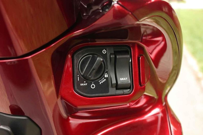 Začínáte v jedné stopě a máte omezený rozpočet? Honda Vision je skvělé řešení.