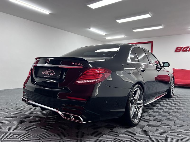 Mercedes-Benz Třídy E E 63s AMG, 4.0i 450 kW 113 Tkm - fotka 9 z 57