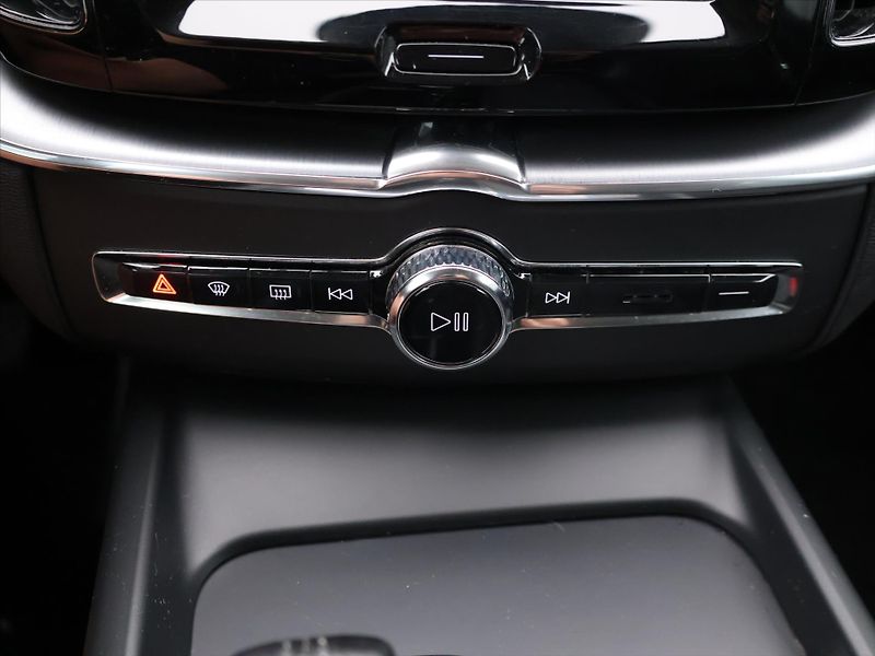 Volvo XC60 2,0 B4 145kW AWD Momentum CZ D - fotka 23 z 32