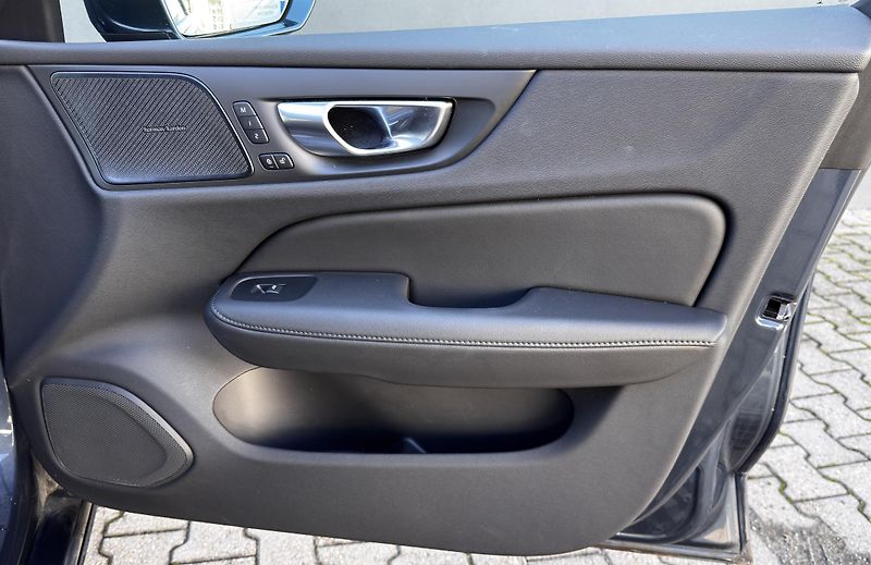Volvo V60 T8 AWD 360 VYH. ČELNÍ + kola - fotka 14 z 42