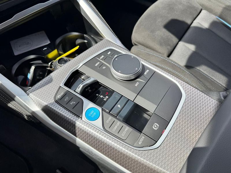 BMW i4 xDrive40 M-Sport HuD 360 DAPro - fotka 17 z 22