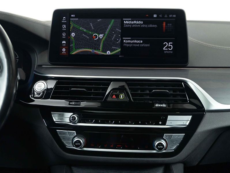 BMW Řada 5 M550i xDrive - fotka 14 z 23