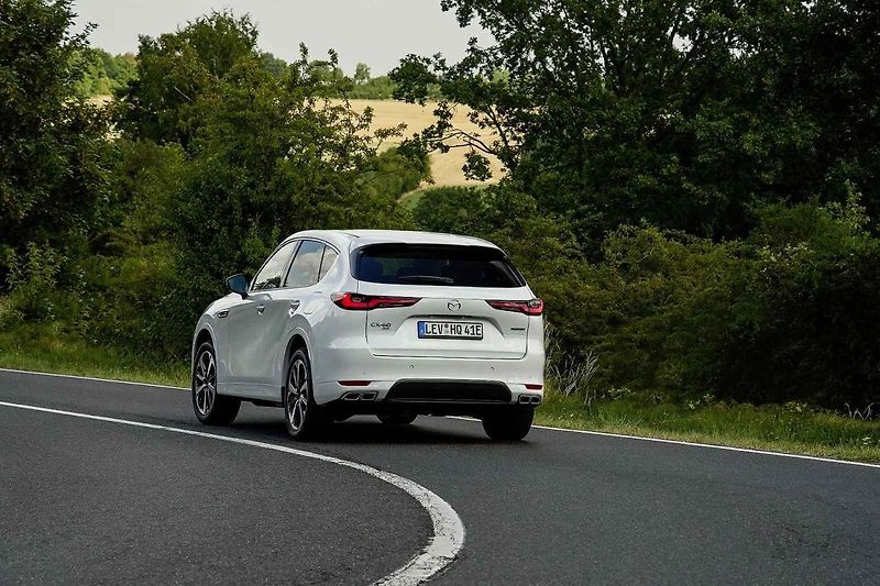 Mazda CX-60 si zdatně vede i na zatáčkovitých silnicích