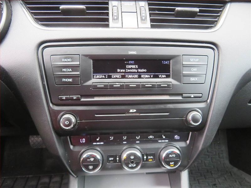 Škoda Octavia (2013) 2.0 TDI, Automat, Xenony - fotka 12 z 15