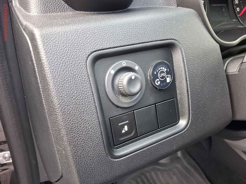 Dacia Duster (2019) 1.6 SCe, Prestige, TZ, kamera - fotka 14 z 17