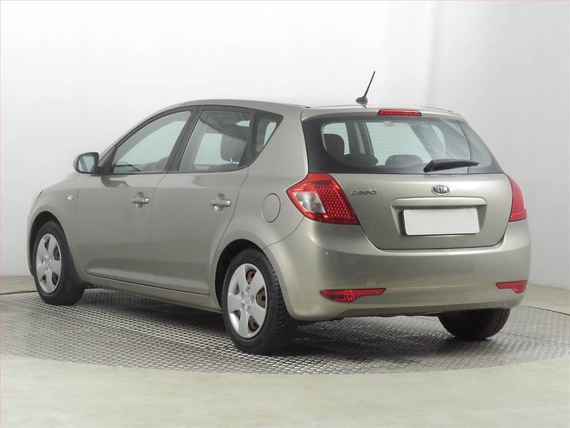 Kia Ceed (2010) 1.4 CVVT, Serv.kniha, Tempomat - fotka 4 z 16