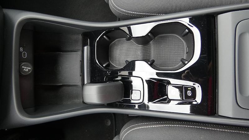 Volvo XC40 B3 PLUS DARK - fotka 17 z 23