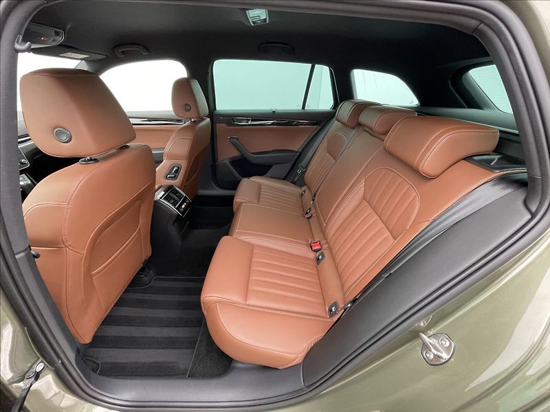 Škoda Superb 2,0 TDI DSG Combi L&K DCC+ACC - fotka 16 z 24