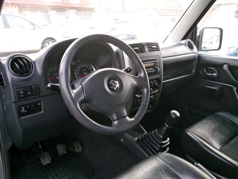 Suzuki Jimny (2006) 1,3i KLIMA ALU VÝHŘEV TAŽNÉ - fotka 28 z 34