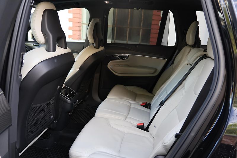 Volvo XC90 (2020) B5 AWD R-Design - fotka 8 z 26