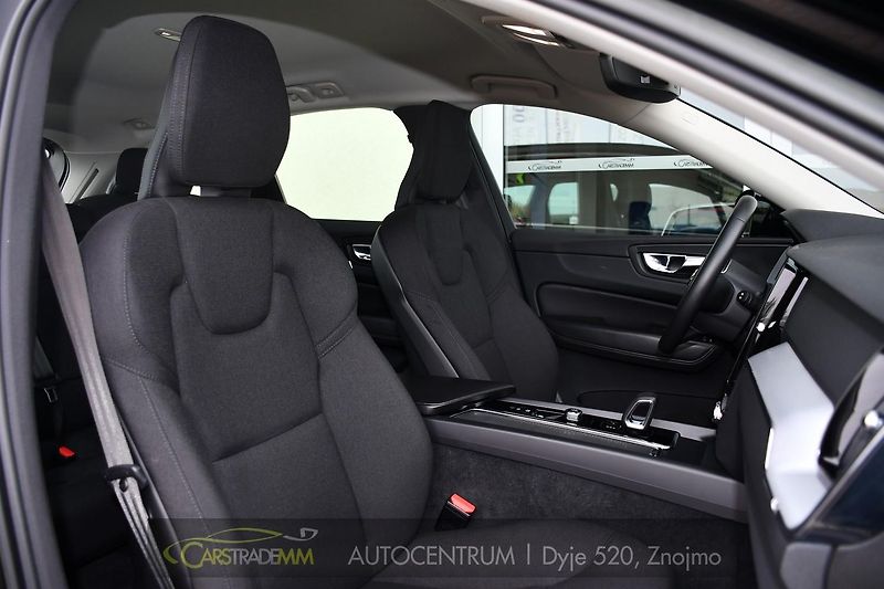 Volvo XC60 B4 AWD mHEV - fotka 17 z 44