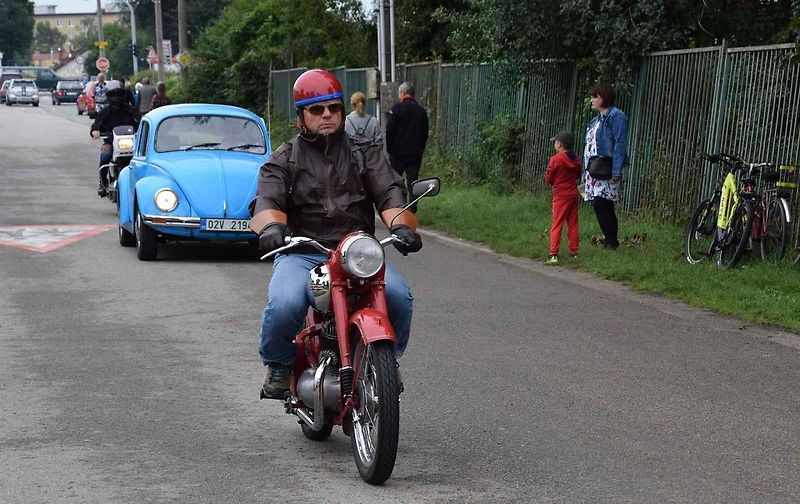 Nedělní dopoledne patřilo pod břeclavským zámkem naleštěným veteránům.