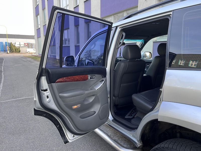 Toyota Land Cruiser 120 3,0D 4WD/automat 8-míst/ČR - fotka 13 z 39