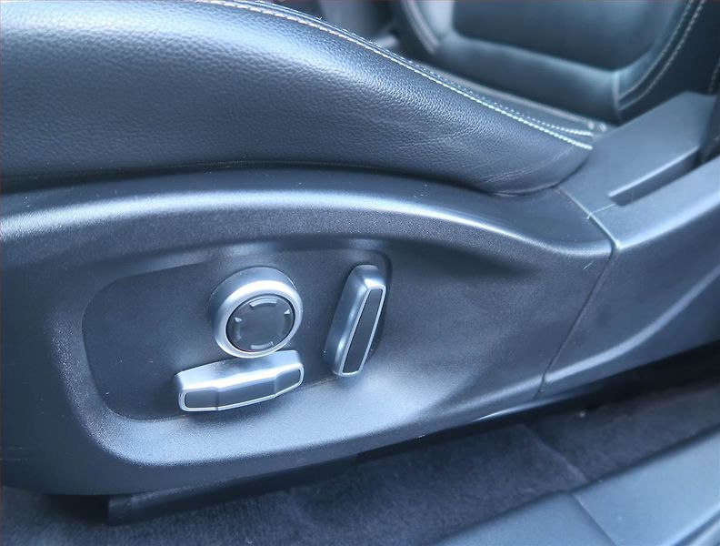Jaguar E-Pace (2021) P300e AWD, 4X4, Automat - fotka 21 z 23