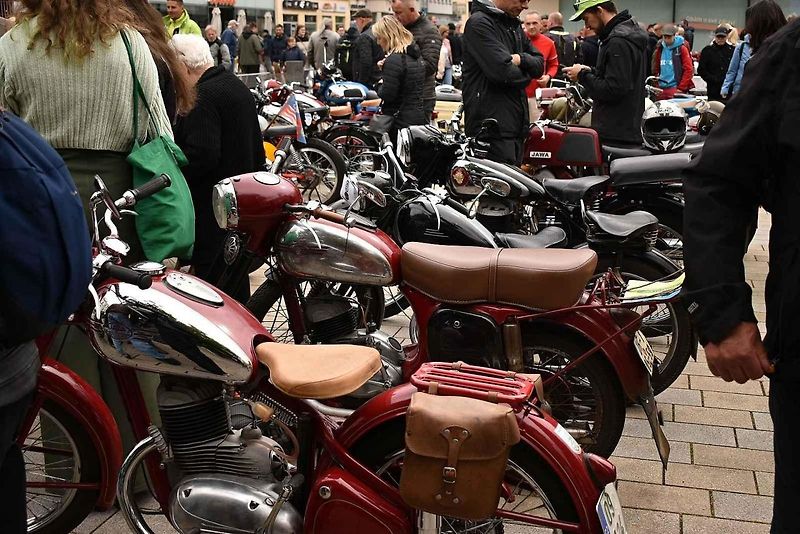 Tradiční sraz autoveteránistů na náměstí T. G. Masaryka v Prostějově. 18. května 2025