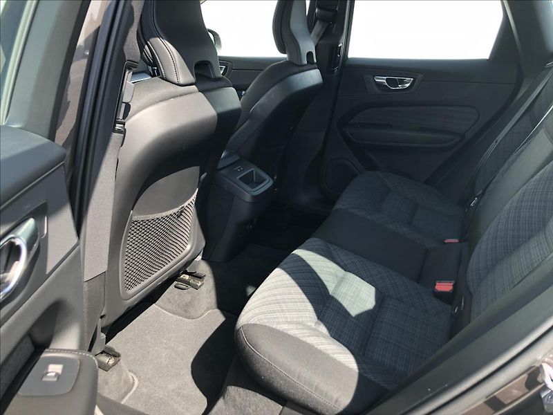 Volvo XC60 2,0 AWD MOMENTUM PRO  B4 - fotka 14 z 27