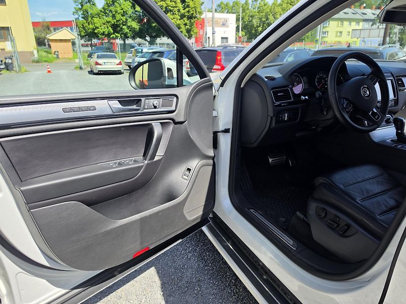 Volkswagen Touareg 3.0 TDI 4Motion Dyn Aud R-Line - fotka 13 z 24