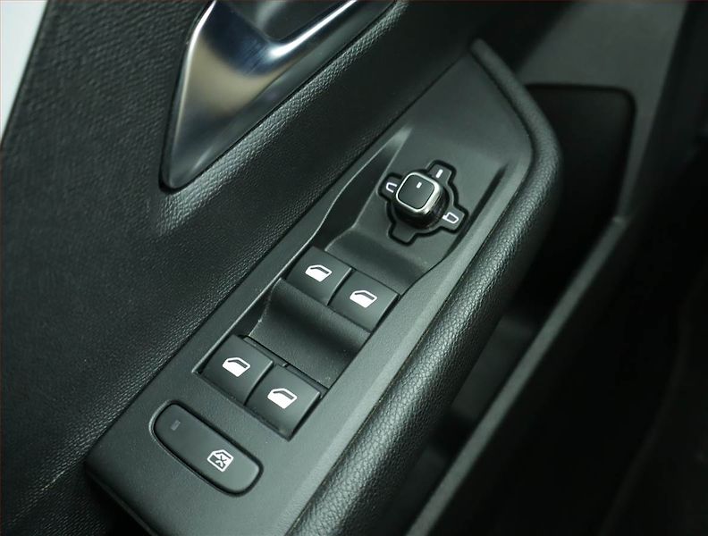 Opel Astra (2023) Edition 1.2 Turbo, Navi - fotka 16 z 16