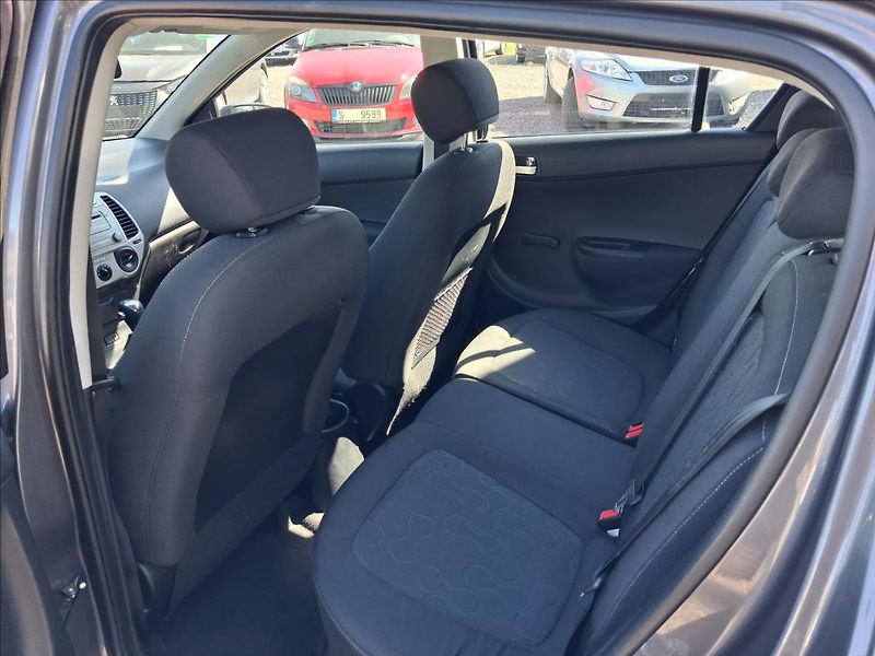 Hyundai i20 1,4 1.4i, automat,po servisu - fotka 9 z 13