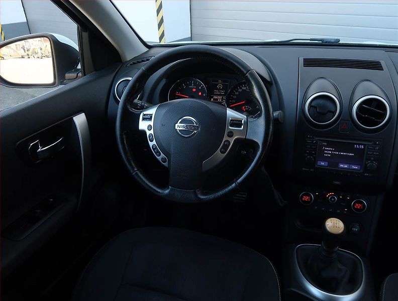 Nissan Qashqai (2012) Acenta 1.6 dCi, 4X4, 7 míst - fotka 7 z 22