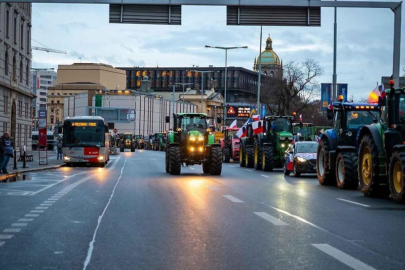 Demonstrace zemědělců před ministerstvem zemědělství a blokáda pražské magistrály. Na snímku je traktor John Deere 7730.