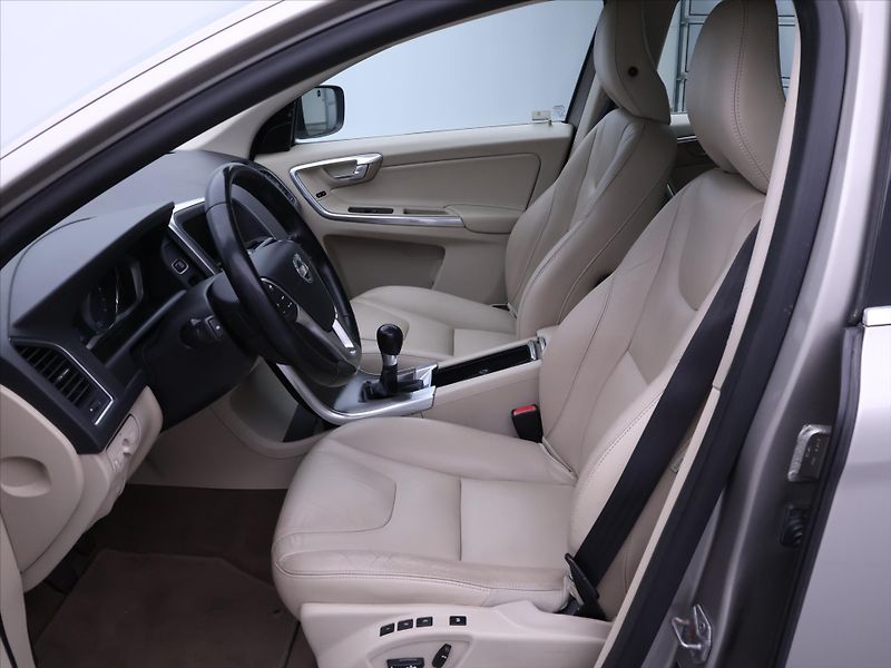 Volvo XC60 2,0 D3 100kW Summum Serv.Kniha - fotka 11 z 28