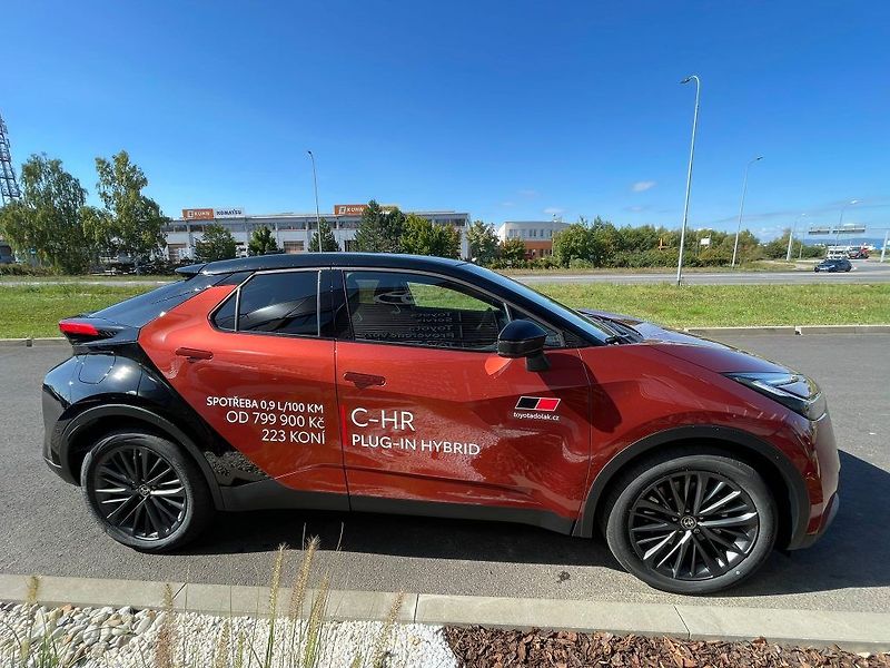 Toyota C-HR 2.0 Plug-In Hybrid Tokyo Edit - fotka 19 z 33