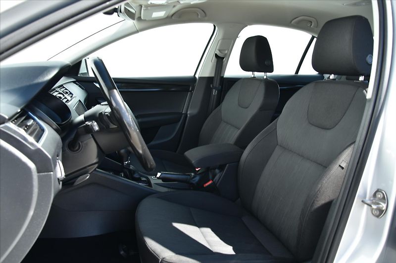 Škoda Octavia 1.8 TSI 132kW DSG STYLE LED ČR - fotka 10 z 23